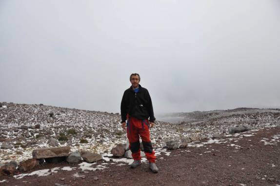 Muita neve a 4.850 metros de altitude, local até onde os carros chegam, no Chimborazo, no Equador